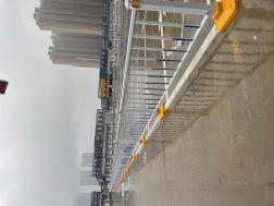 京式交通护栏城市交通护栏对城市交通起到隔离作用；提高道路交通的安全性、改善了交通秩序。