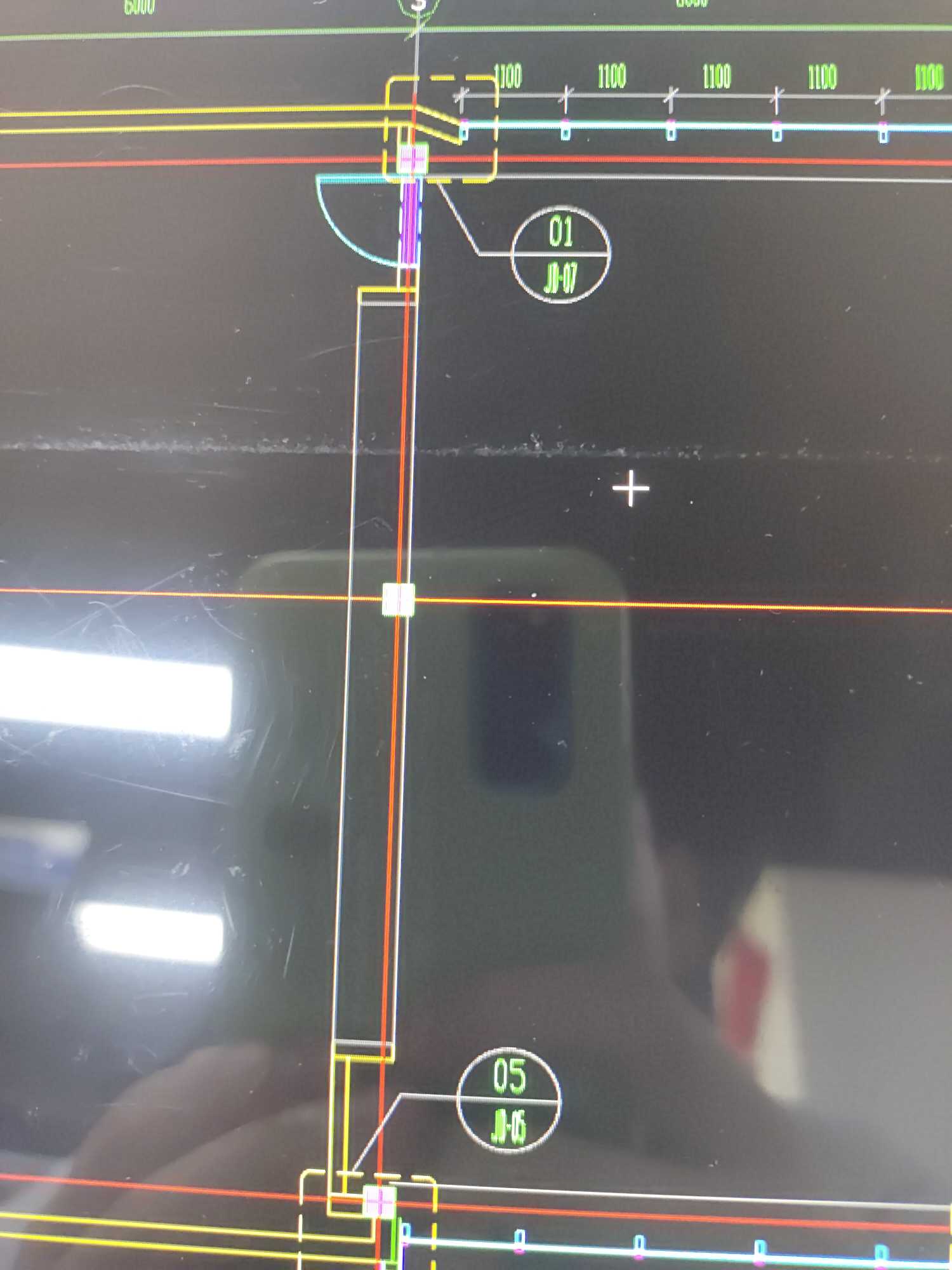  看到的中间灰色线条是墙面吗？