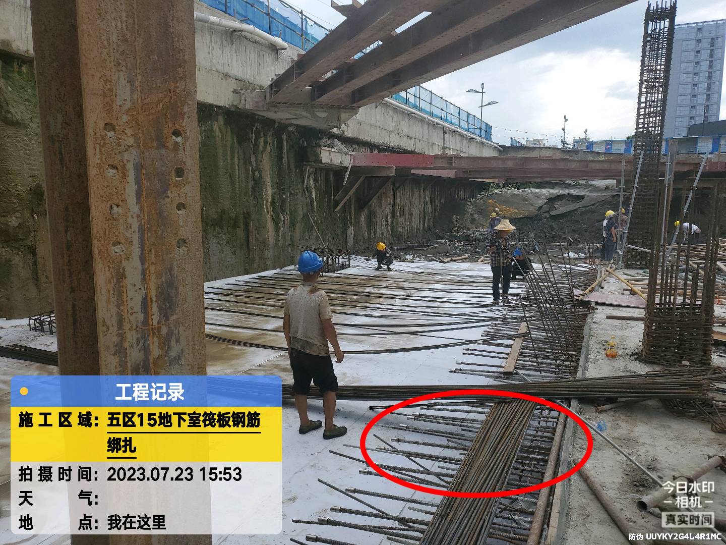  看到板图上右侧两层和左侧一层地下室的板筋标注均为14号钢筋，但为何会使用20号钢筋？