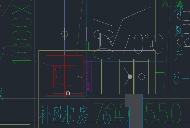  补风机房至补风井的风管路径是贴近地面进入井内的吗？
