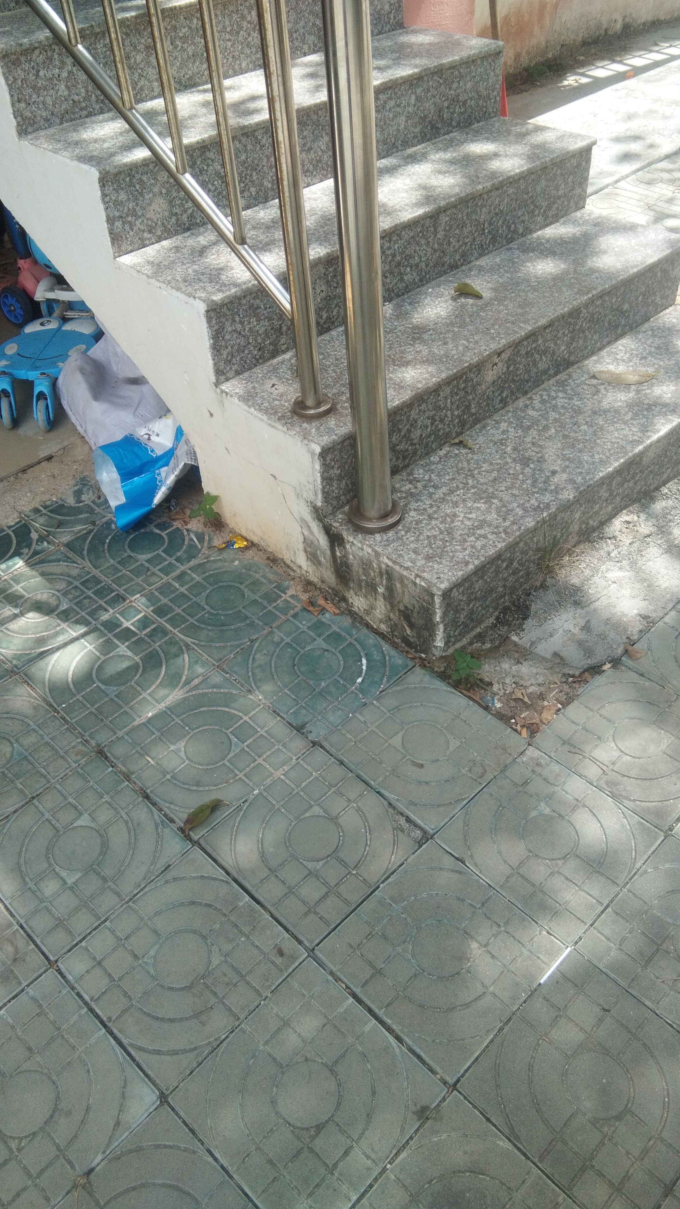  帮我分辨一下这颜色是芝麻灰还是荔枝红？