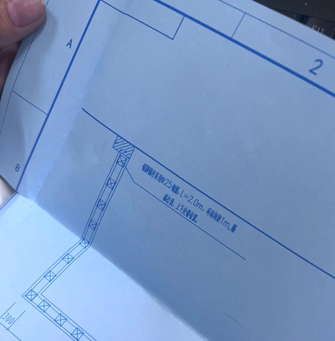  我需要确认：锁脚锚杆是每两榀格栅就设置一次吗？